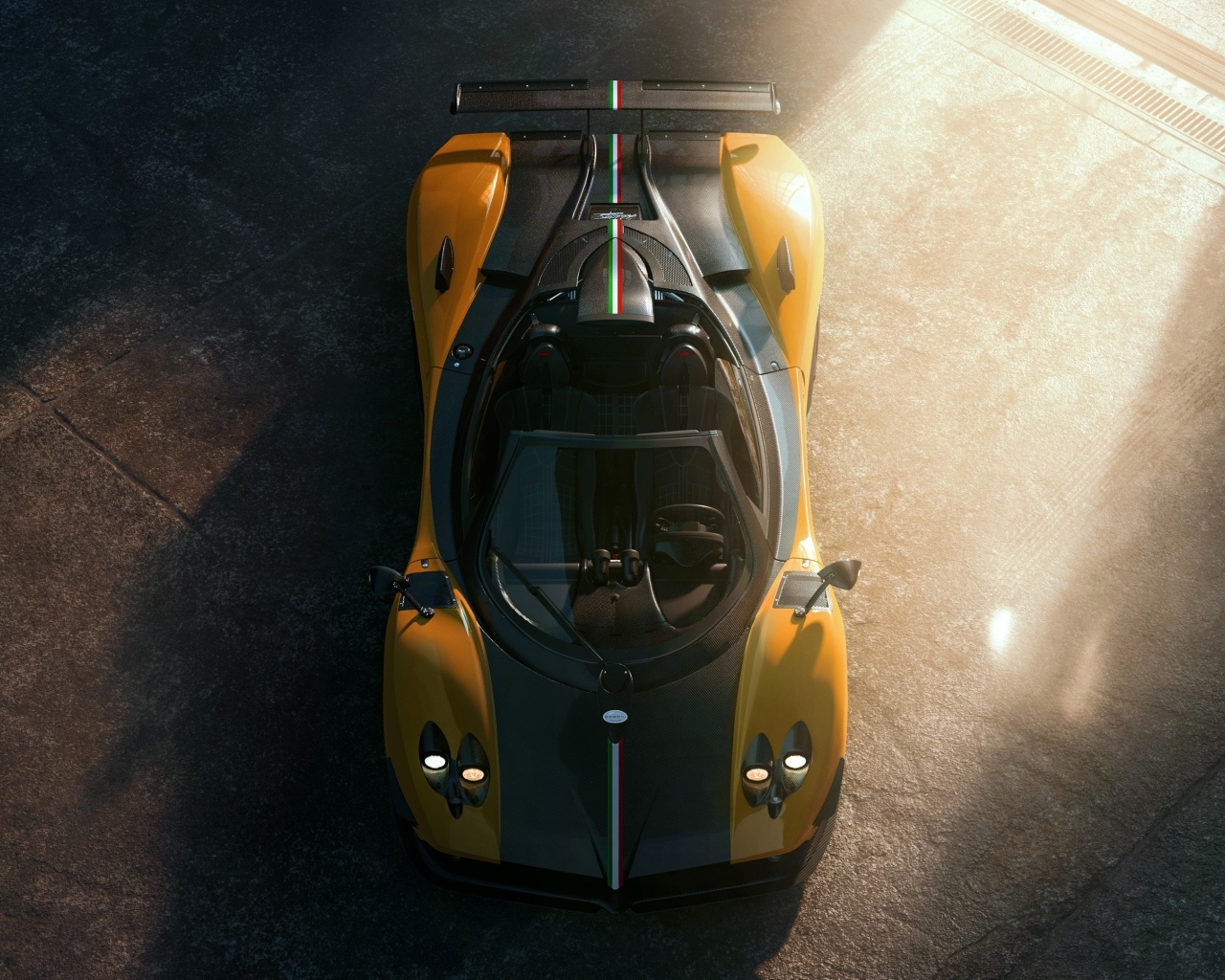 Вид сверху на автомобиль Pagani Zonda Cinque