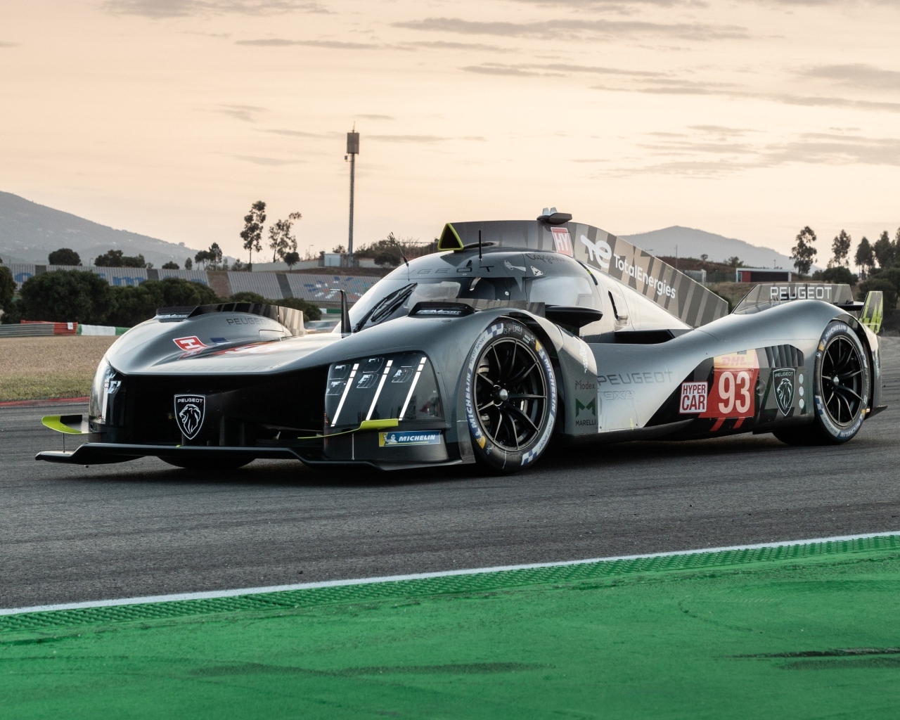 Гоночный автомобиль Peugeot 9X8 2022 года