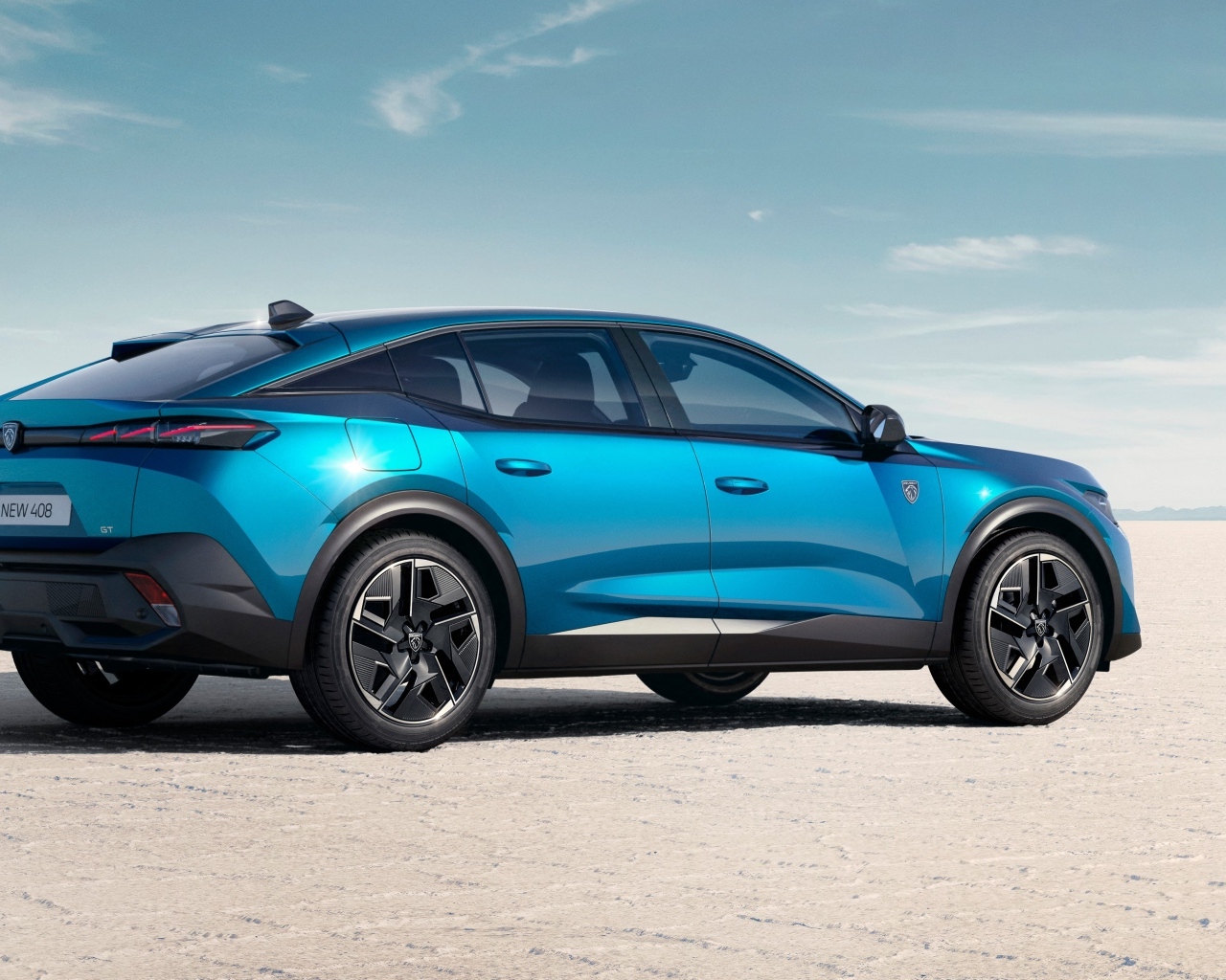 Синий Peugeot 408 GT вид сзади
