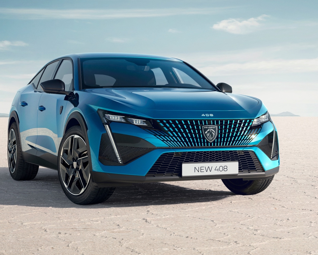 Синий автомобиль Peugeot 408 GT