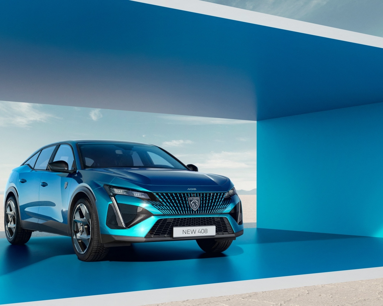 Стильный синий автомобиль Peugeot 408 GT