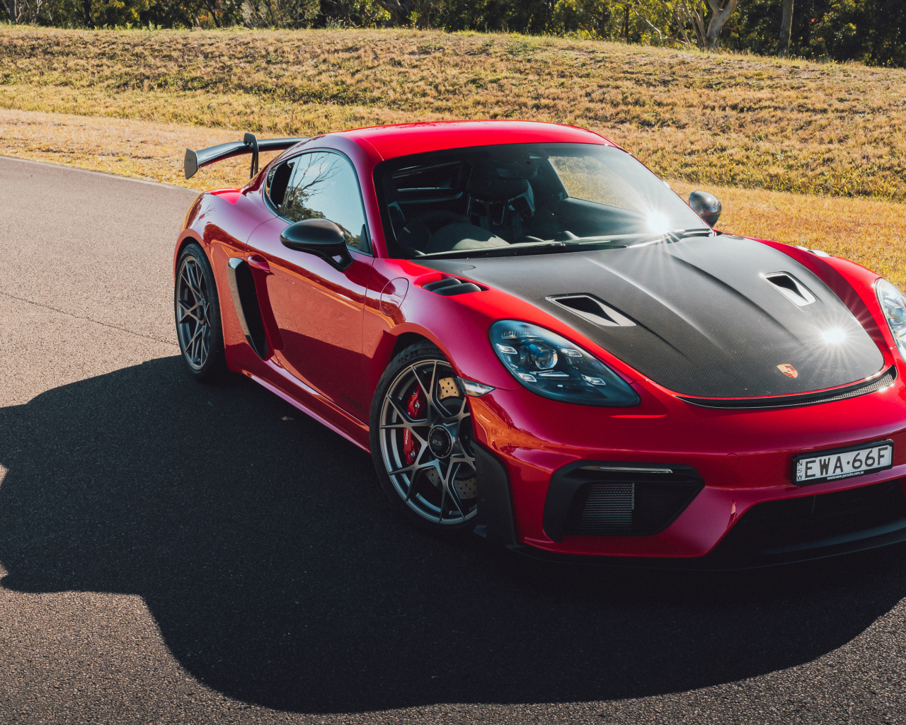 Спортивный автомобиль Porsche 718 Cayman GT4 RS Weissach Package 2023 года на дороге