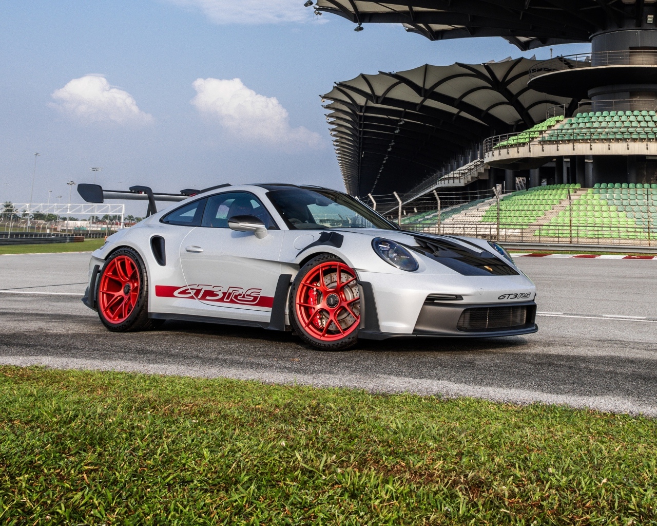 Гоночный автомобиль Porsche 911 GT3 RS Weissach Package 2023 года на трассе