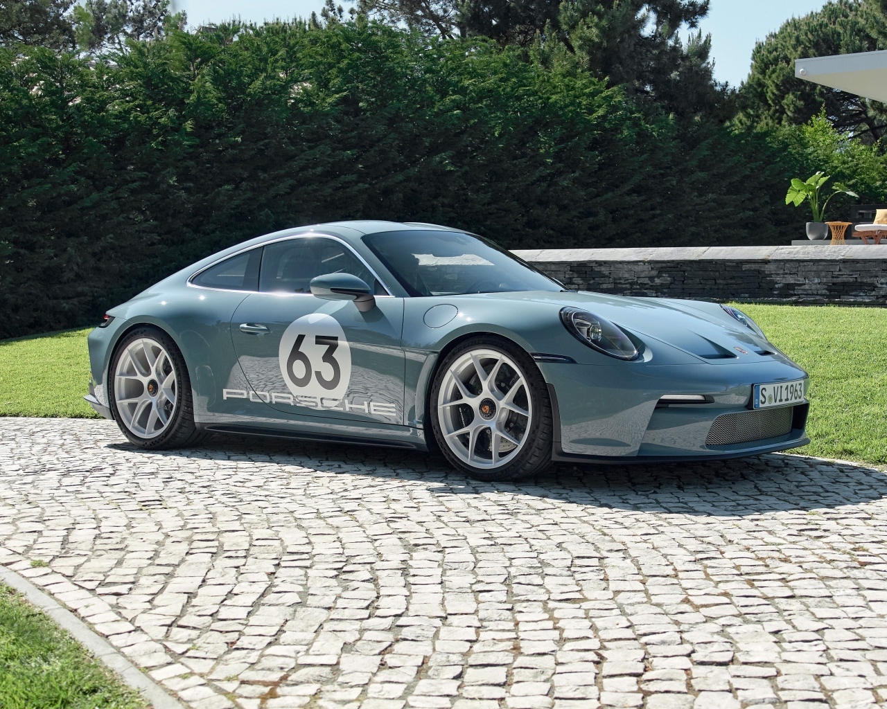 Гоночный автомобиль Porsche 911 ST Heritage Design Package 2023  года