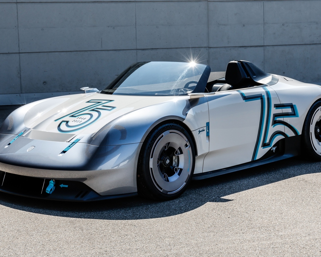 Красивый спортивный автомобиль Porsche Vision 357 Speedster