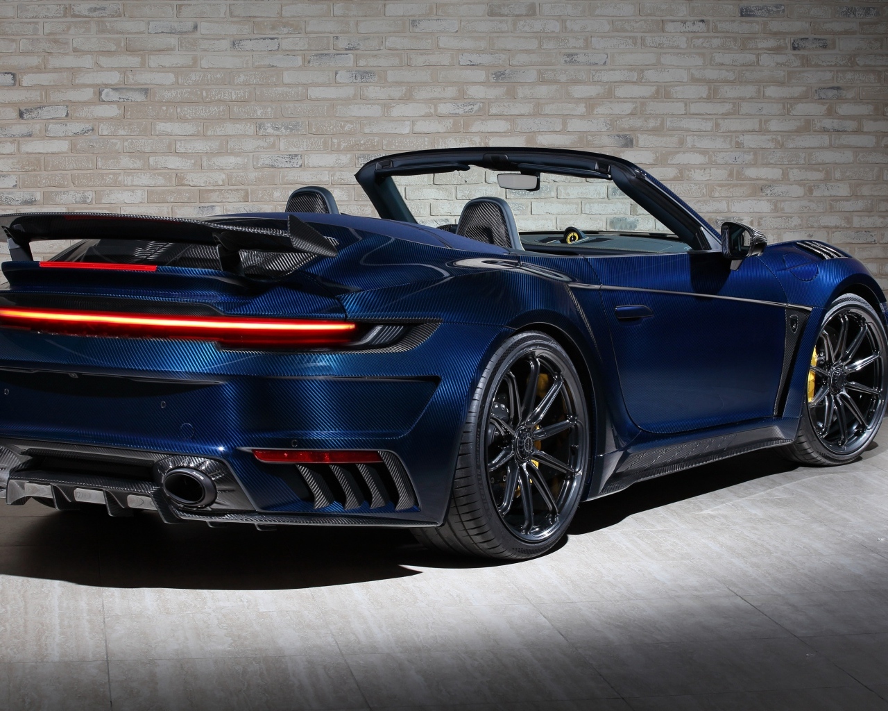 Синий кабриолет Porsche 911 Turbo S Stinger GTR вид сзади