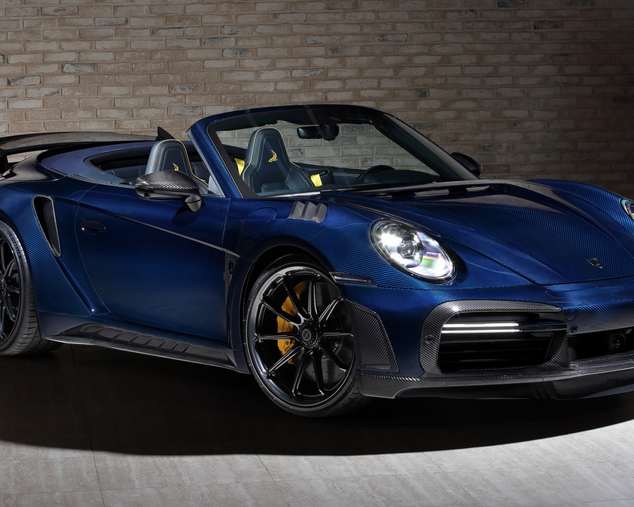 Синий кабриолет Porsche 911 Turbo S Stinger GTR