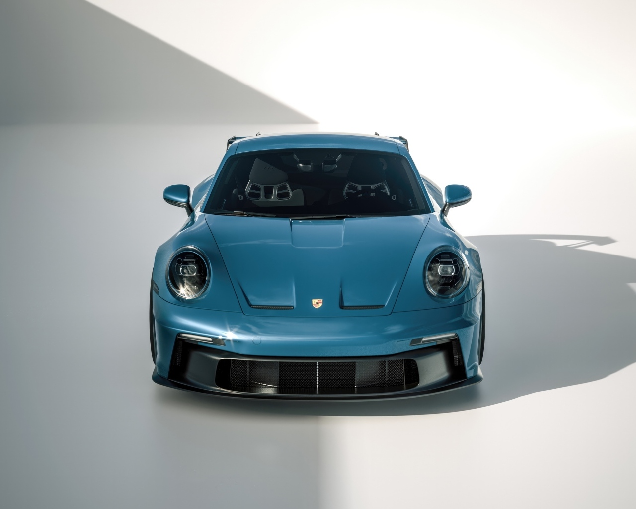 Синий автомобиль Porsche 918 вид спереди на сером фоне