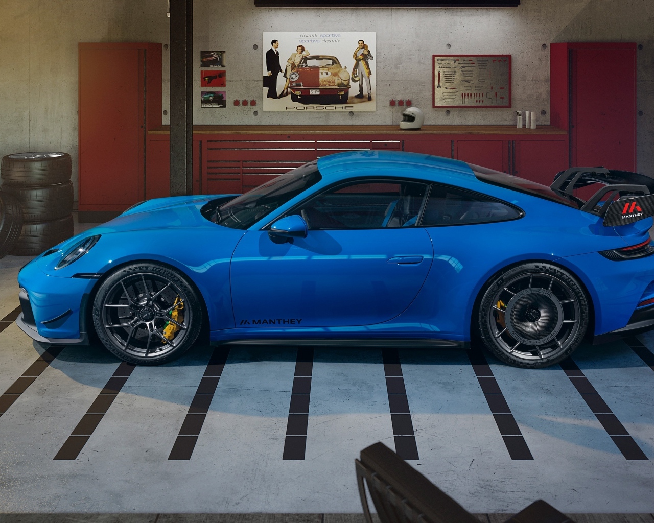 Синий автомобиль Porsche 911 GT3  вид сбоку