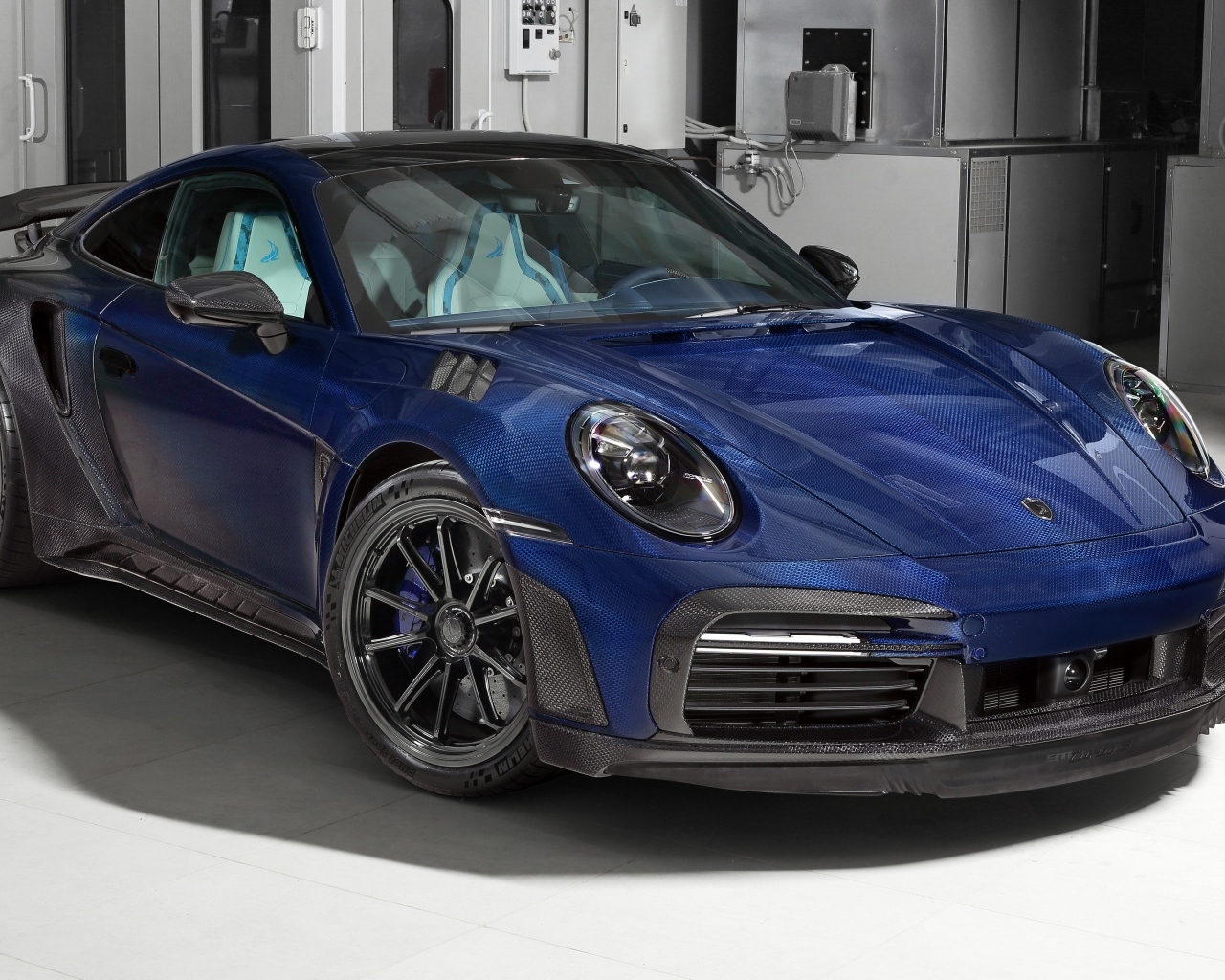 Синий автомобиль Porsche 911 Turbo S Stinger GTR