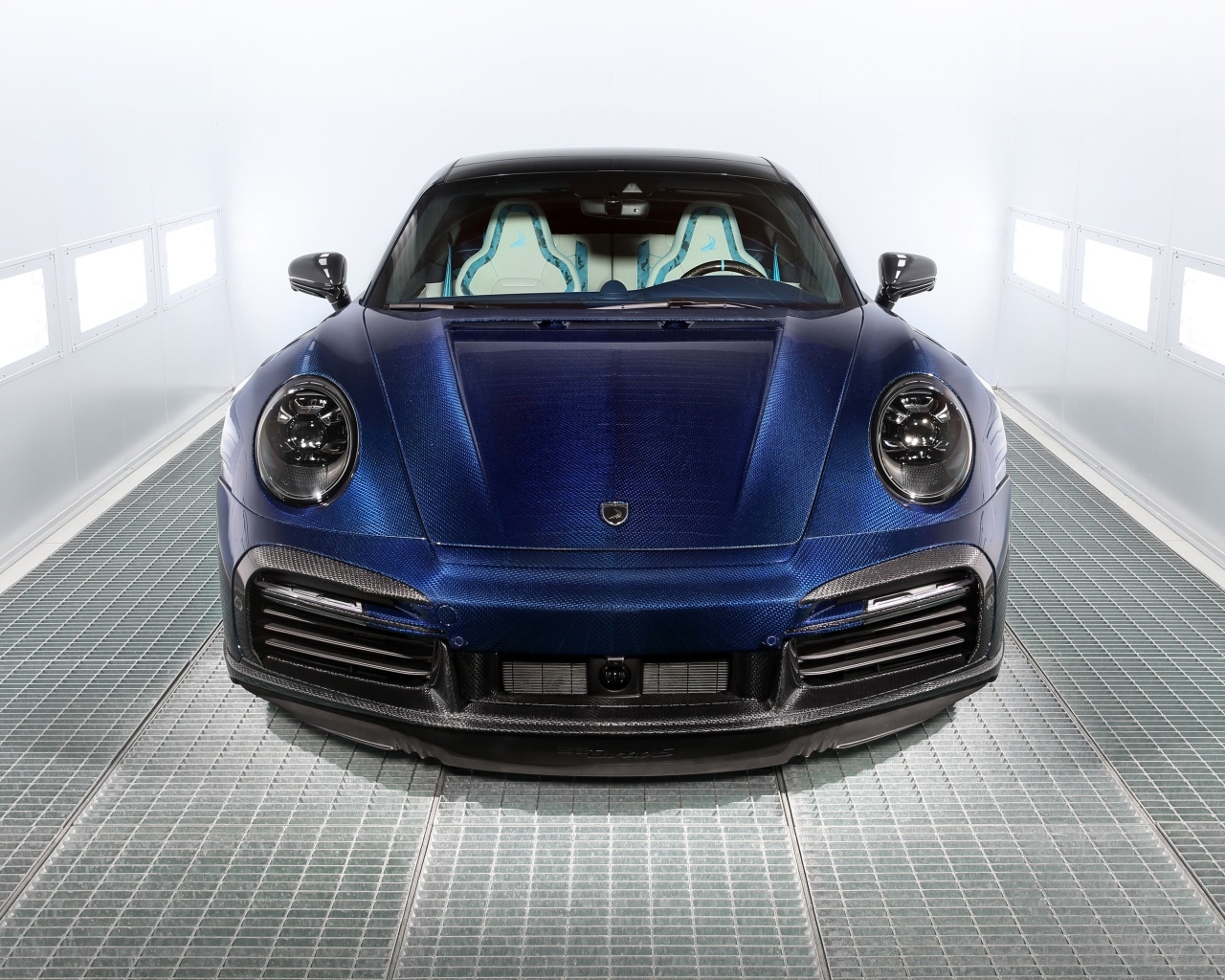 Синий автомобиль  Porsche 911 Turbo S Stinger GTR вид спереди