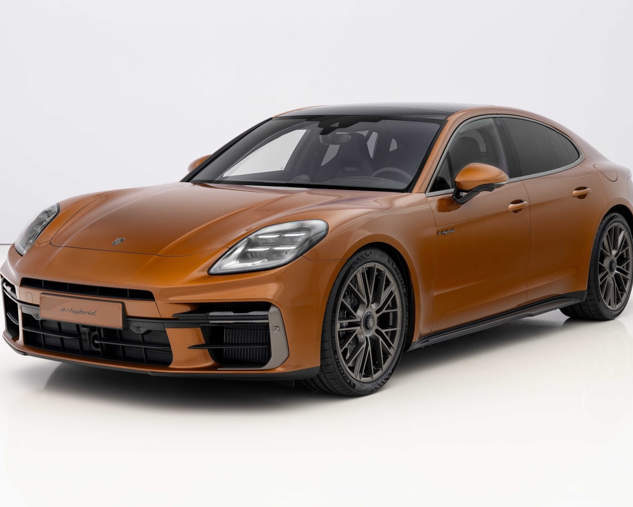 Коричневый автомобиль Porsche Panamera Turbo E-Hybrid 2024 года