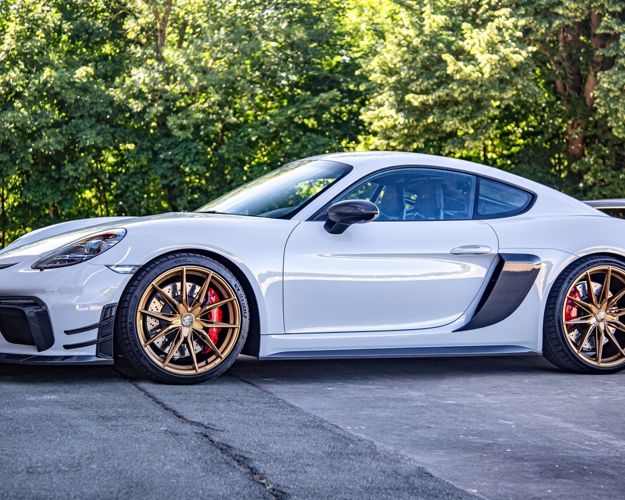 Автомобиль Porsche 718 Cayman GT4 вид сбоку