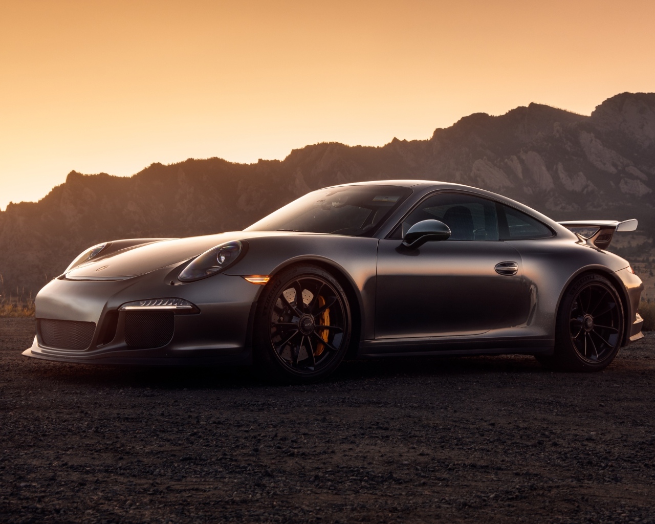 Дорогой автомобиль Porsche 911 GT3