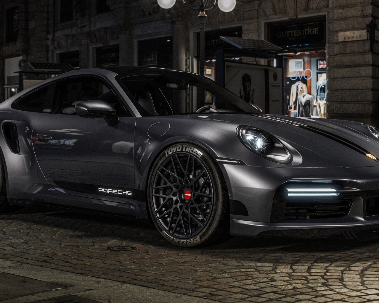 Быстрый автомобиль Porsche 911 Turbo S у здания