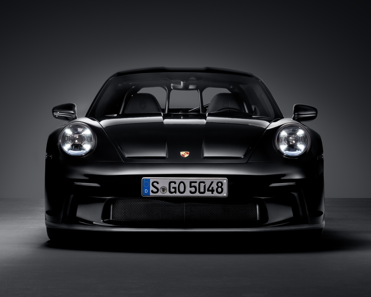 Вид спереди на автомобиль Porsche 911 ST 2023  года