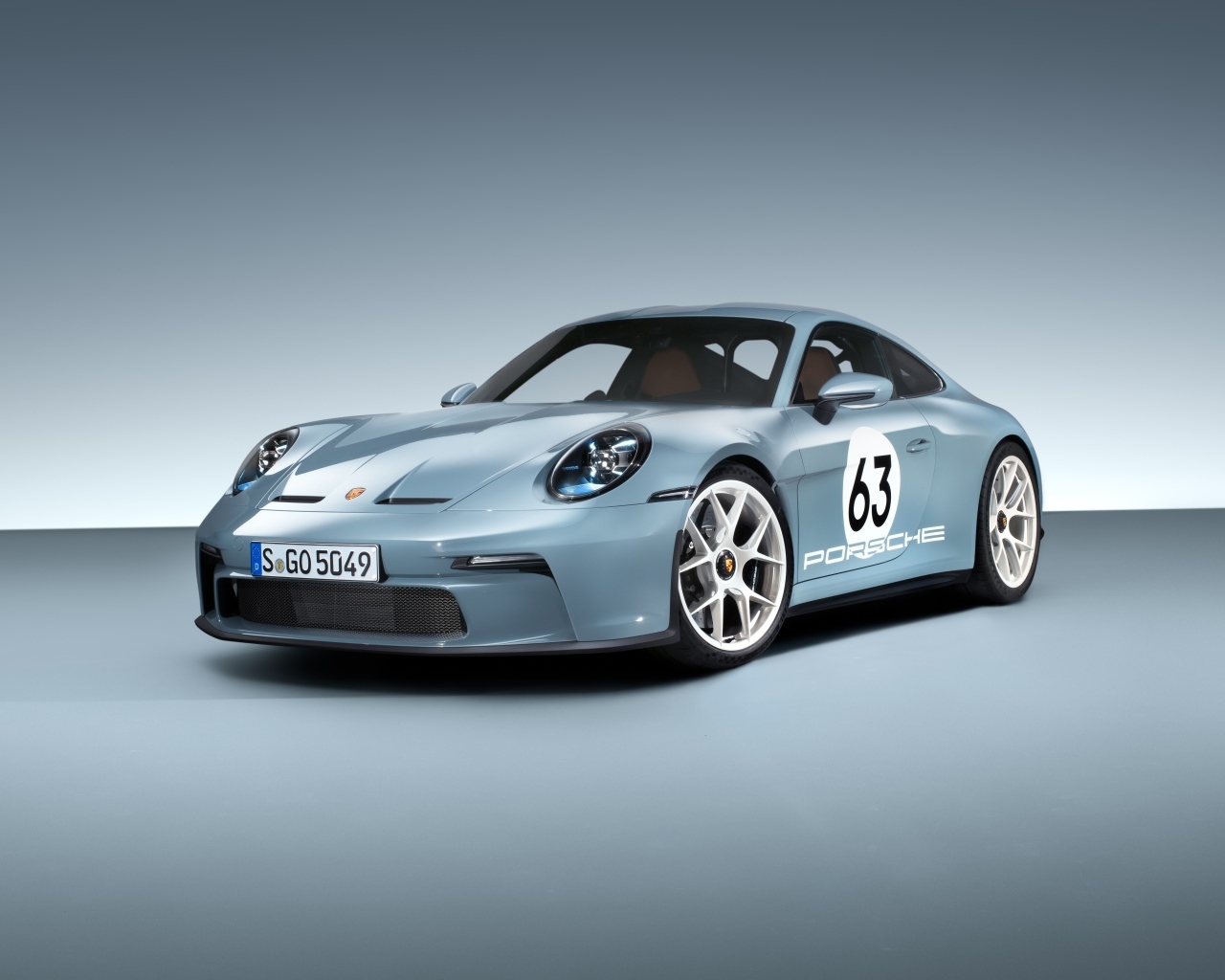 Вид спереди на автомобиль Porsche 911 ST Heritage Design Package 2023  годаэ