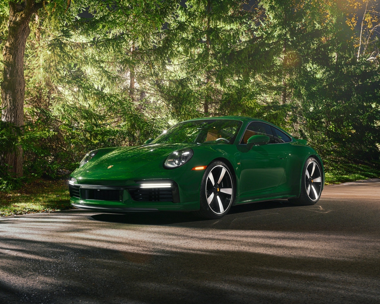 Зеленый автомобиль Porsche 911 Sport Classic 2023 года