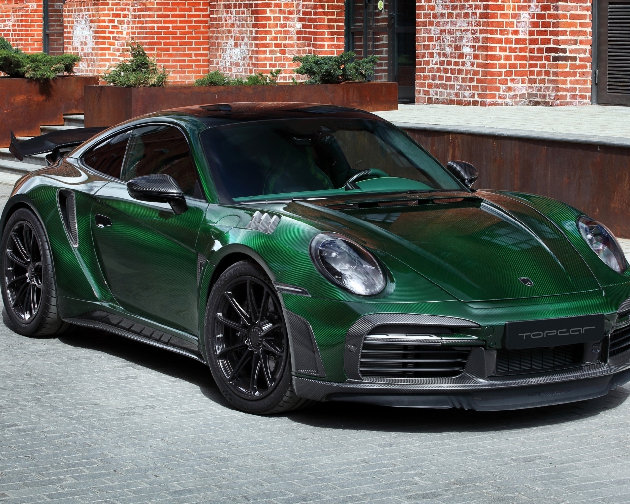 Зеленый автомобиль Porsche 911 Turbo S Stinger GTR Carbon