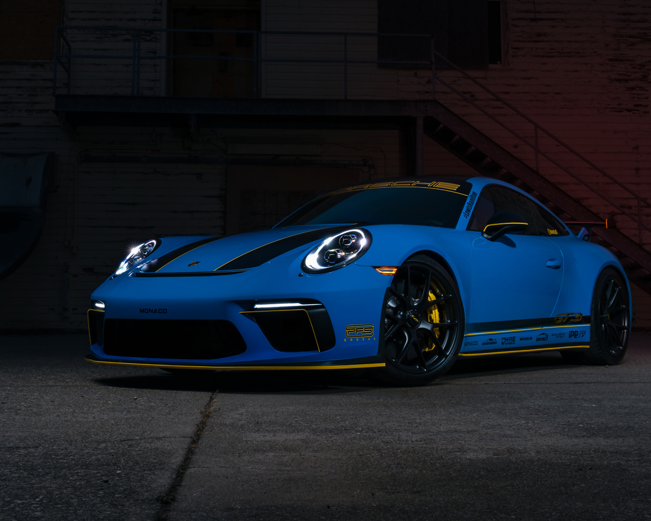 Автомобиль Porsche 911 GT3 RS в темной комнате