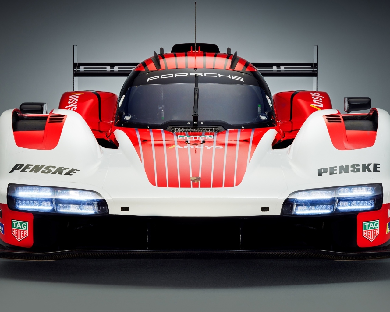 Спортивный гоночный автомобиль Porsche 963 Prototype вид спереди