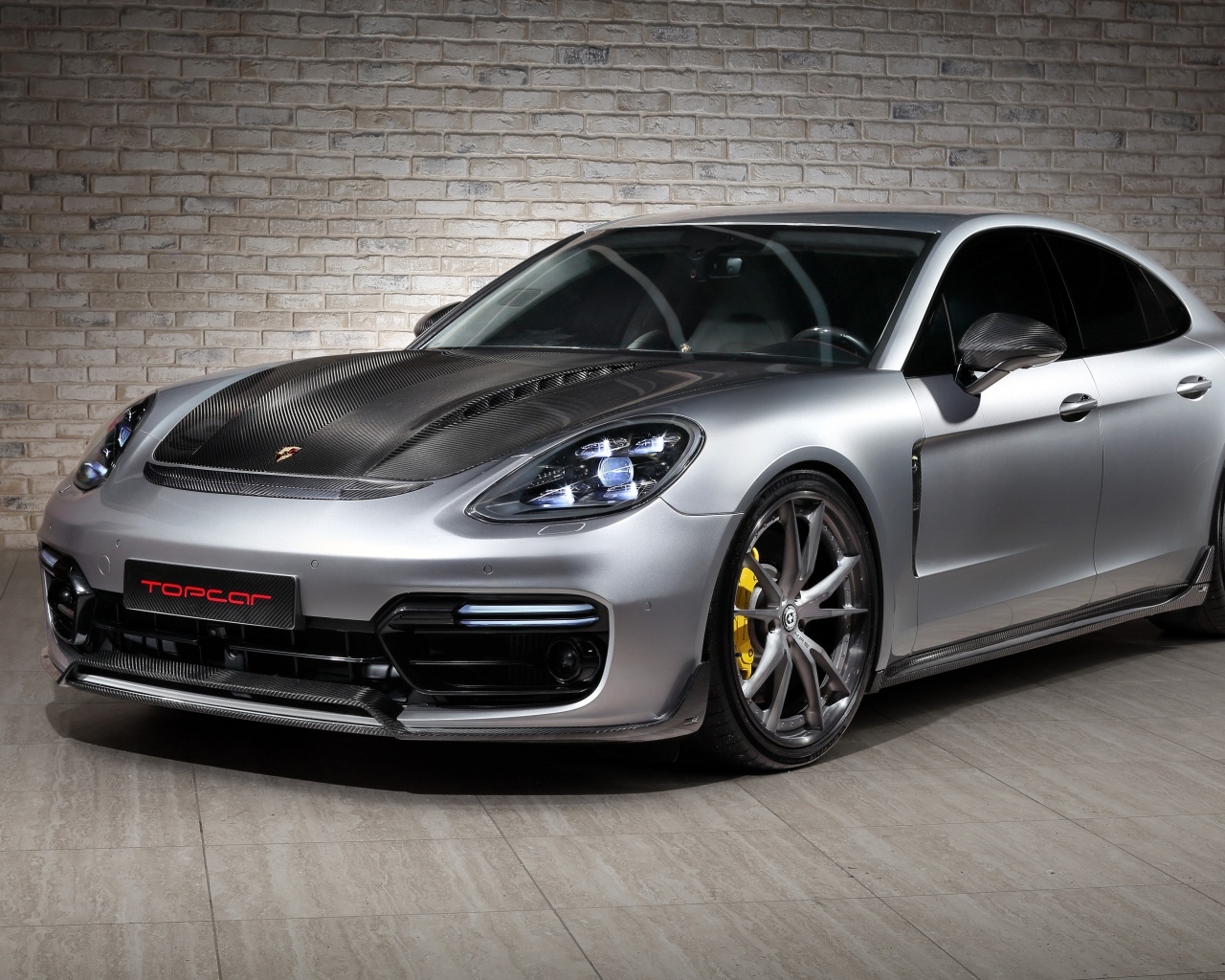 Автомобиль Porsche Panamera Turbo GT Edition 2023 года на фоне стены