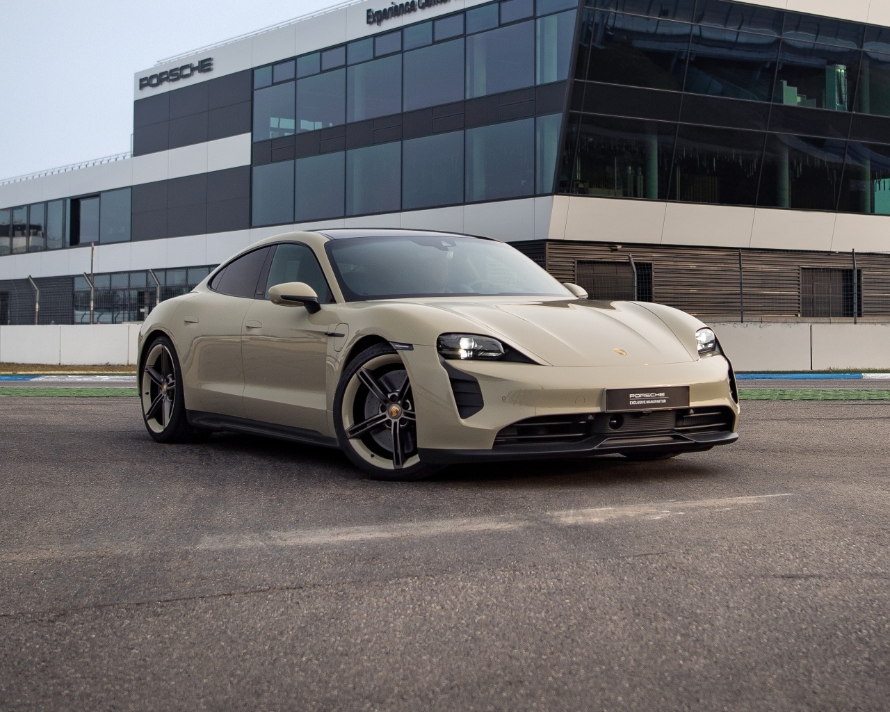 Автомобиль Porsche Taycan GTS у здания