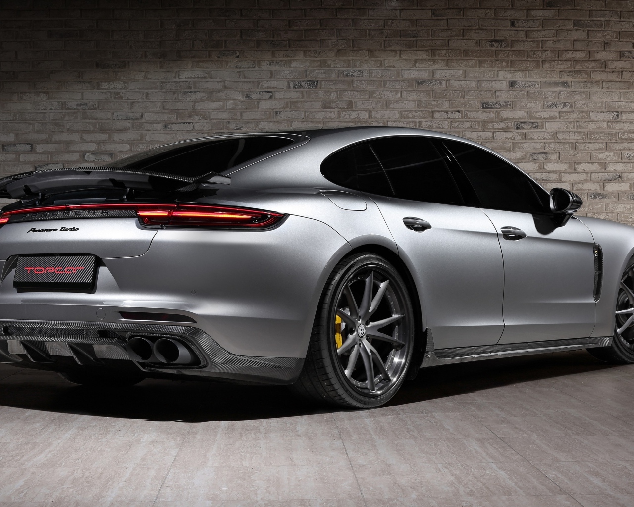 Вид сзади на автомобиль Porsche Panamera Turbo GT Edition 2023 года