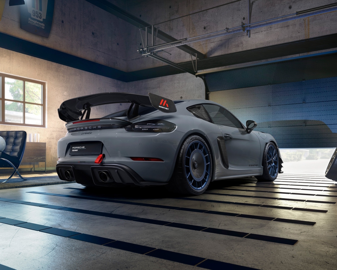 Вид сзади на автомобиль Porsche 718 Cayman GT4 RS Manthey Kit