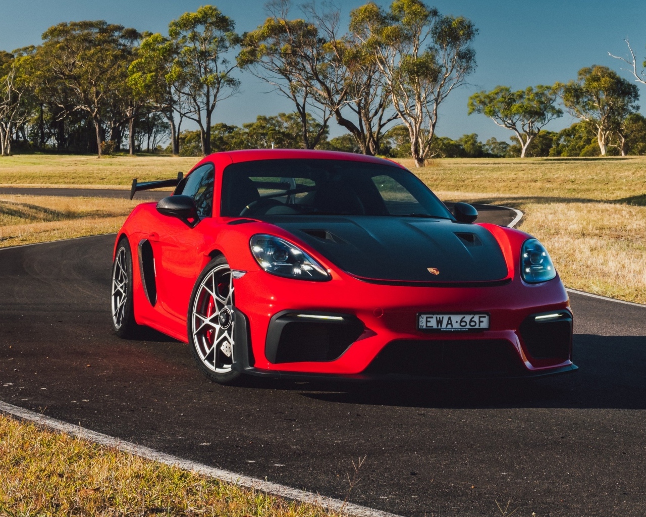 Красный Porsche 718 Cayman GT4 RS Weissach Package 2023 года