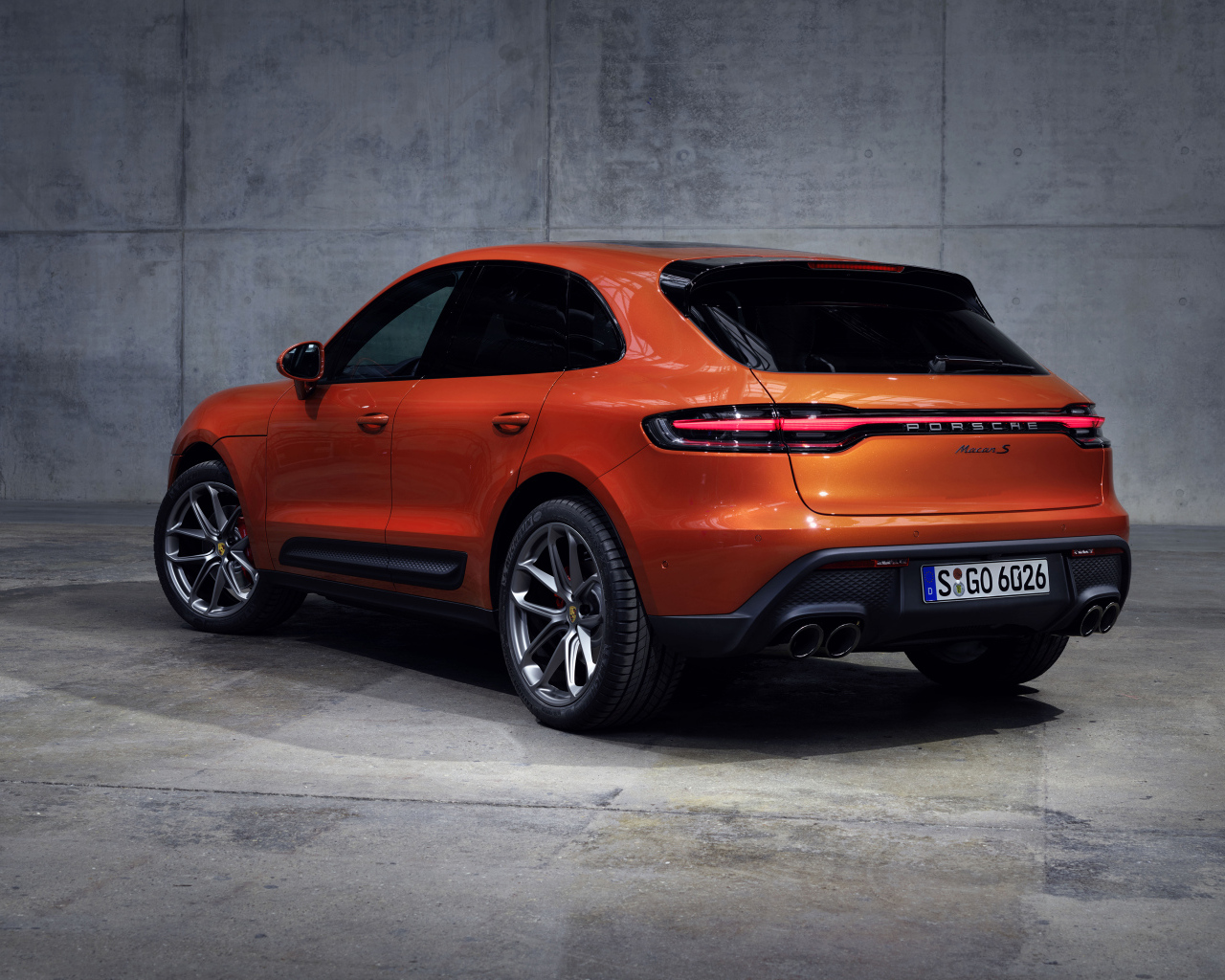 Красный Porsche Macan S 2021 вид сзади