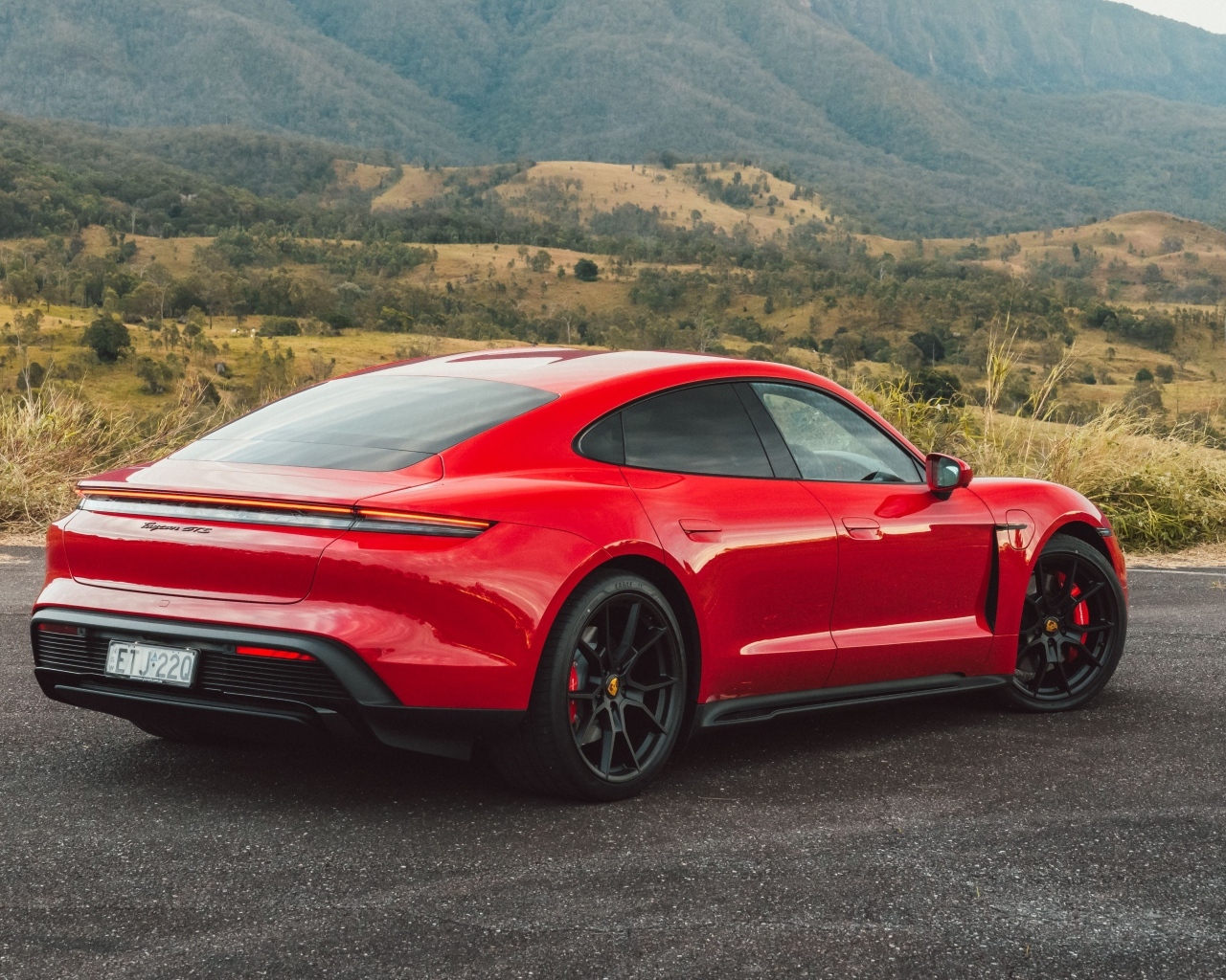 Красный автомобиль Porsche Taycan GTS вид сзади
