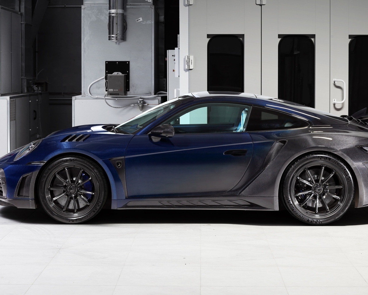 Вид сбоку на автомобиль Porsche 911 Turbo S Stinger GTR