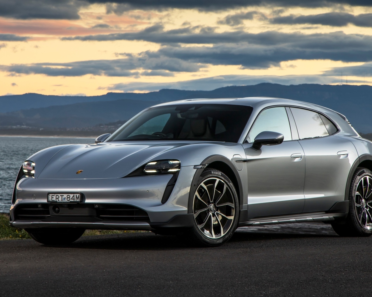 Серебристый Porsche Taycan 4 Cross Turismo у моря
