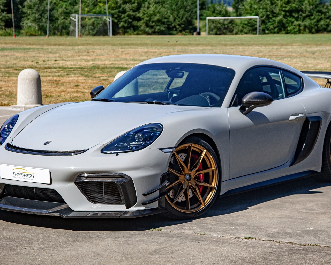 Стильный автомобиль Porsche 718 Cayman GT4