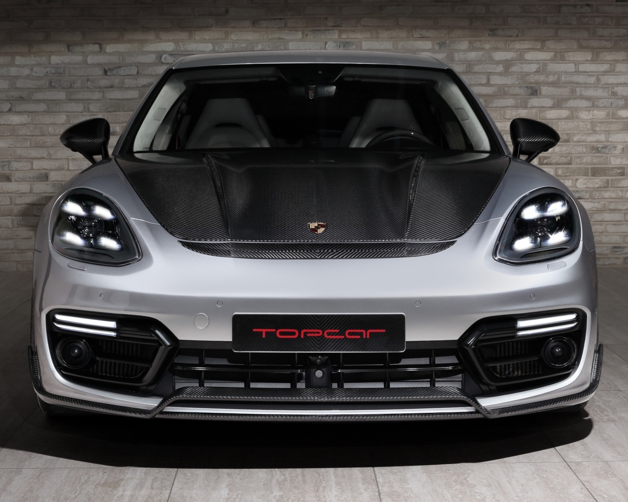 Автомобиль TopCar Porsche Panamera Turbo GT Edition 2023 года на фоне стены