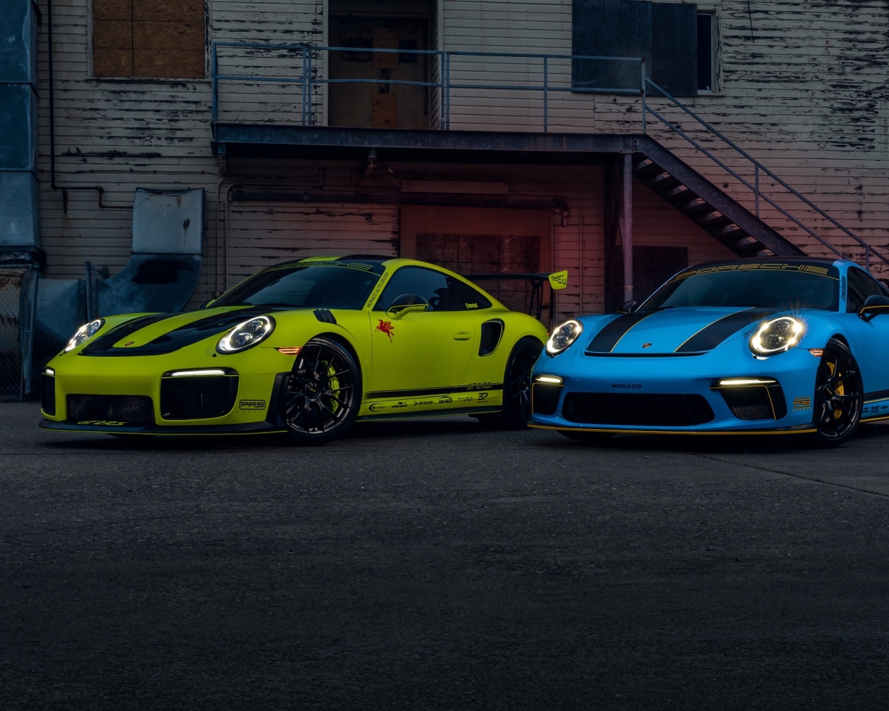 Два спортивных автомобиля Porsche 911 GT2 RS & GT3 RS