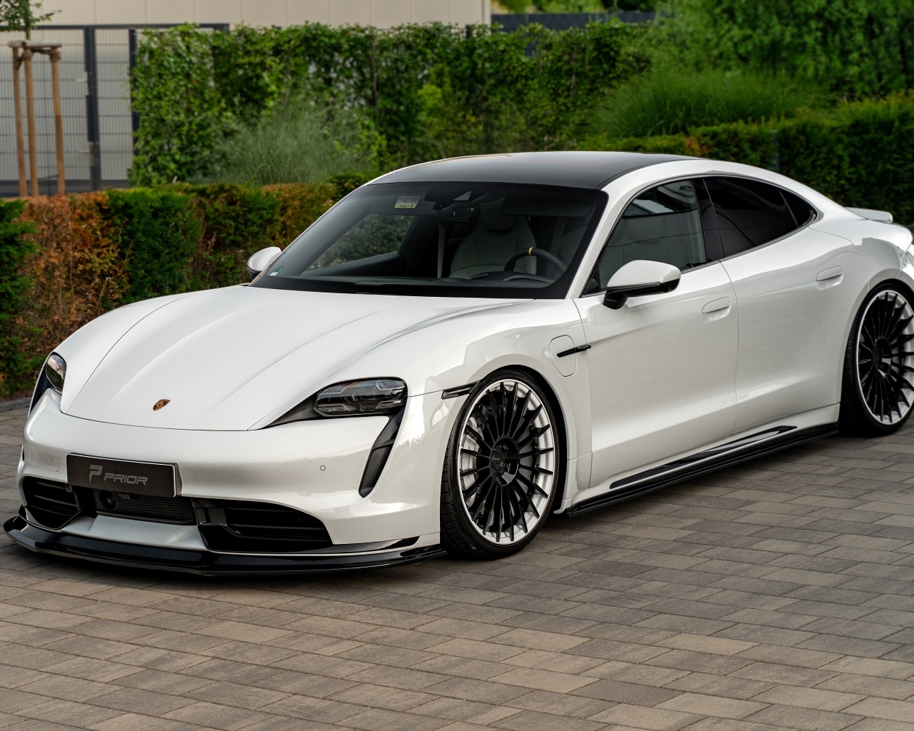 Вид на белый автомобиль Porsche Taycan