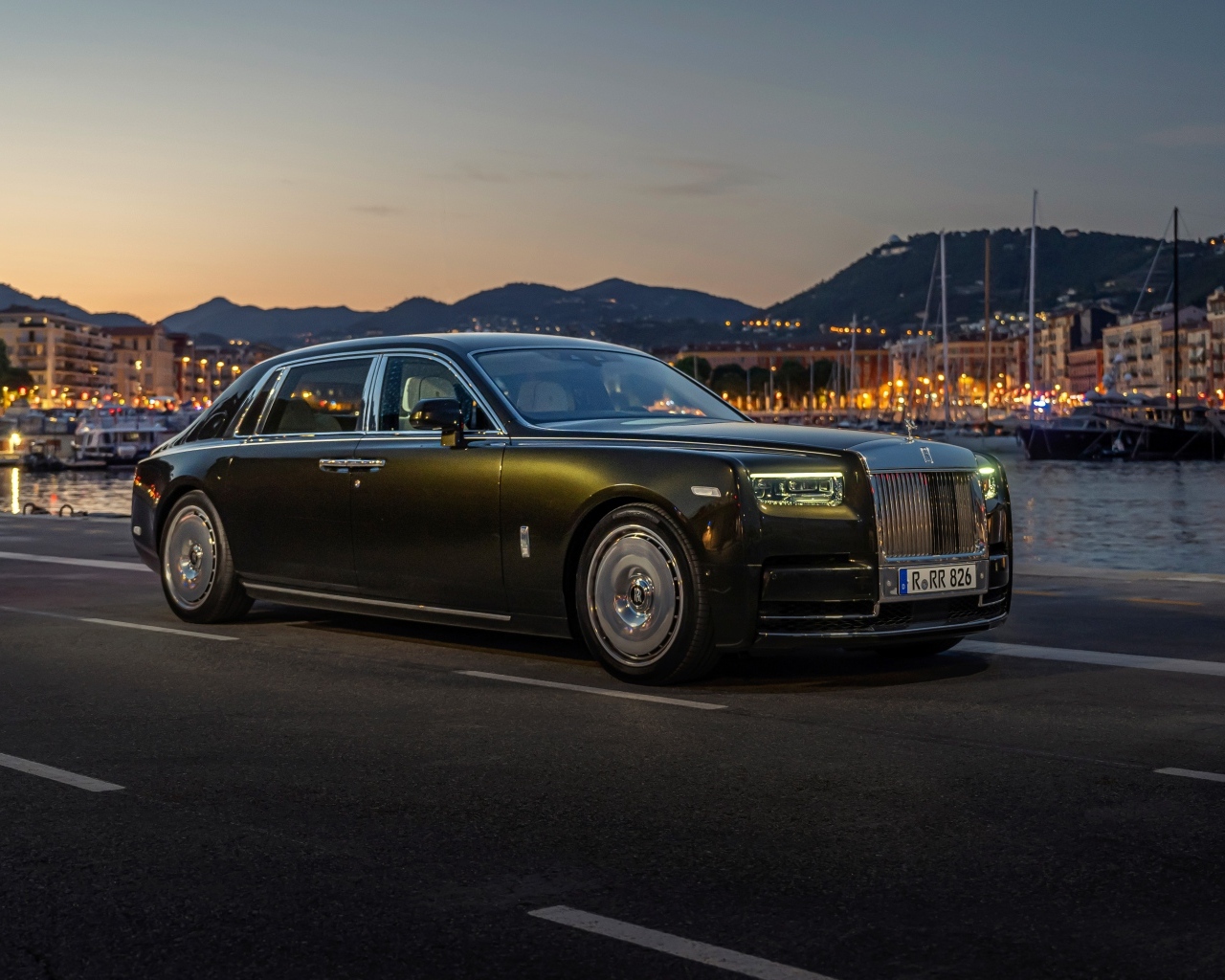 Автомобиль Rolls-Royce Phantom EWB 2022 года ночью