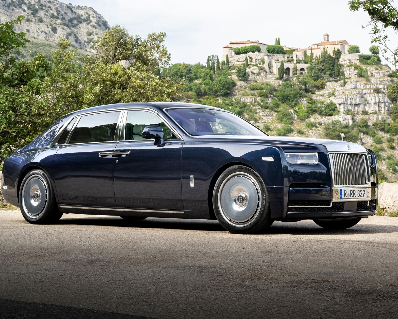 Автомобиль Rolls-Royce Phantom 2022 года
