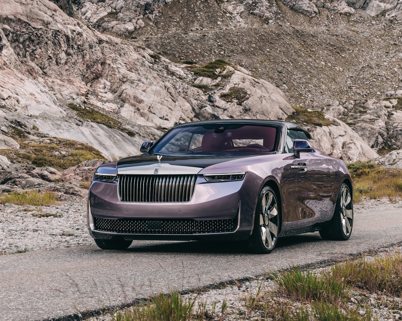 Автомобиль Rolls-Royce Amethyst Droptail 2023 года в горах