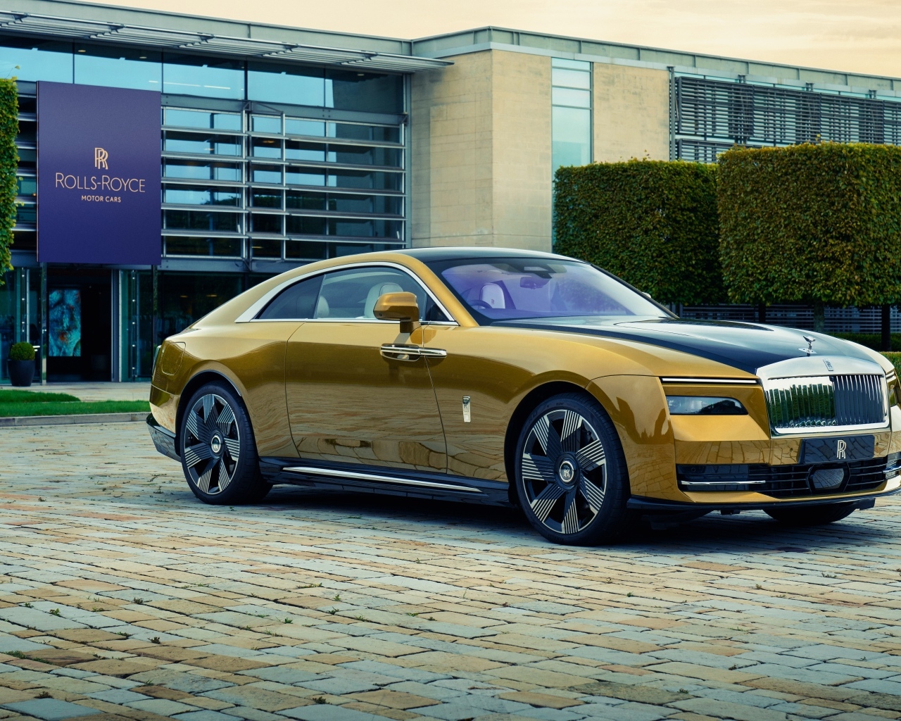 Красивый автомобиль Rolls-Royce Spectre у дома