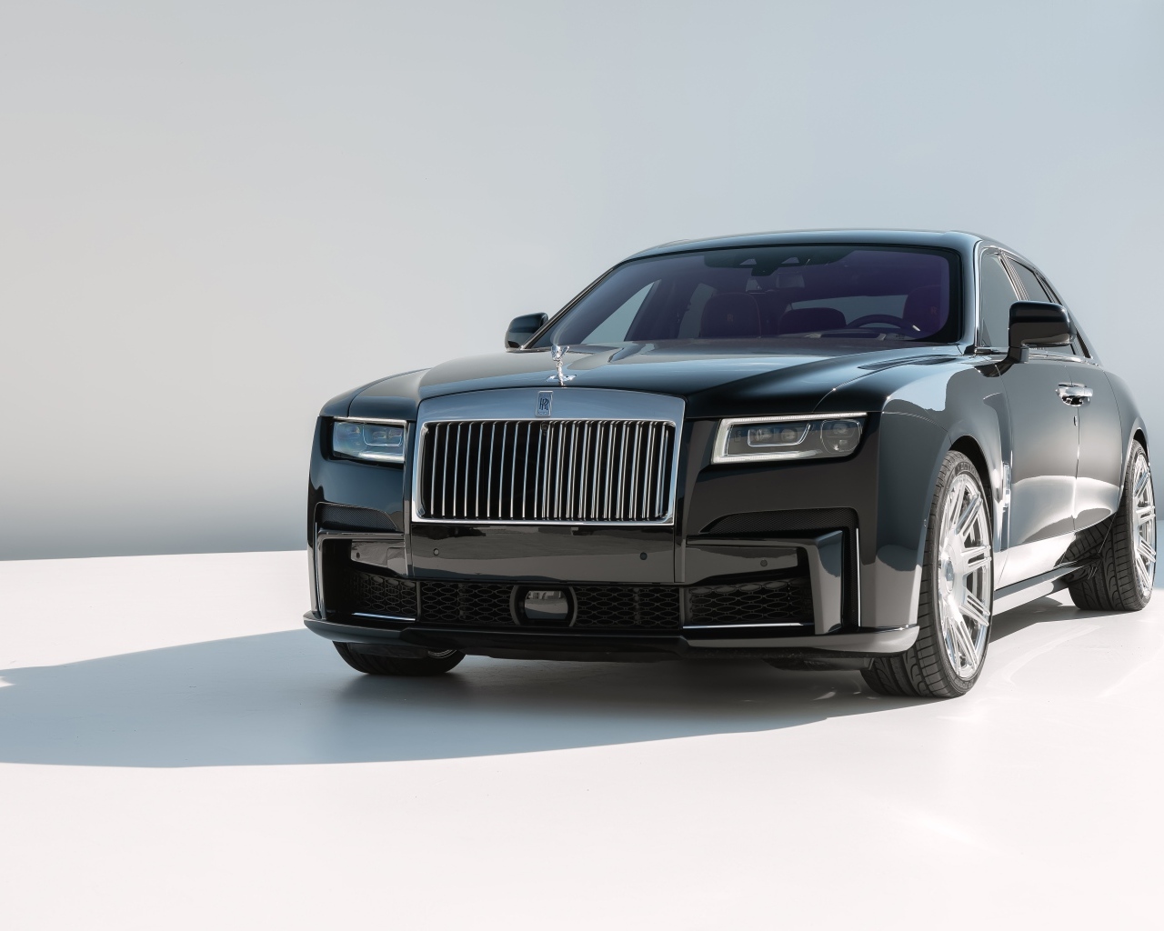 Черный Rolls-Royce Ghost 2021 года