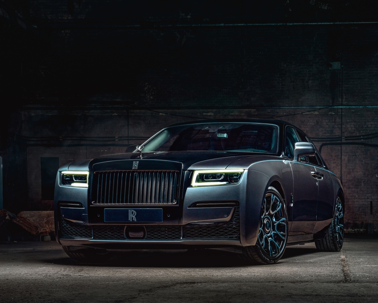 Черный автомобиль Rolls-Royce Ghost