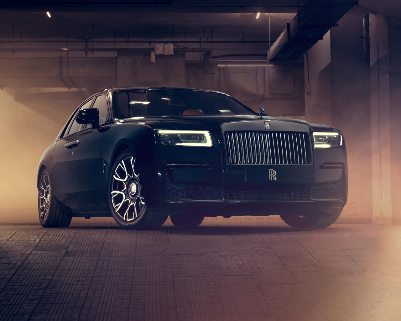 Черный автомобиль Rolls Royce Ghost Black Badge