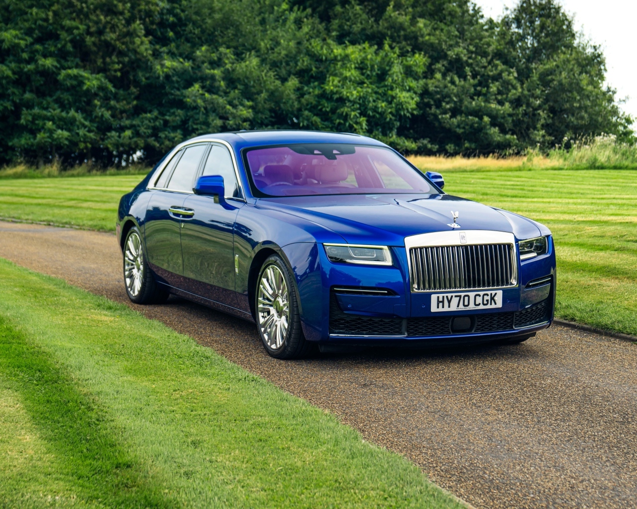 Синий дорогой автомобиль  Rolls-Royce Ghost