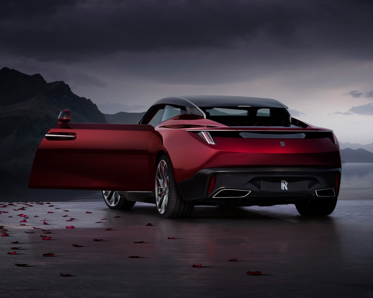 Бордовый Rolls-Royce La Rose Noire Droptail 2023 года с открытой дверью