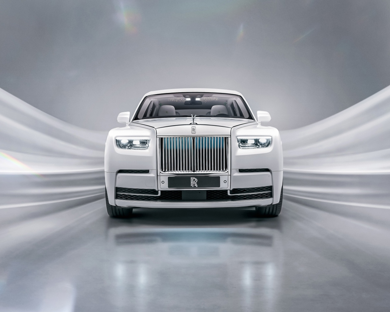 Автомобиль Rolls-Royce Phantom EWB Platino вид спереди