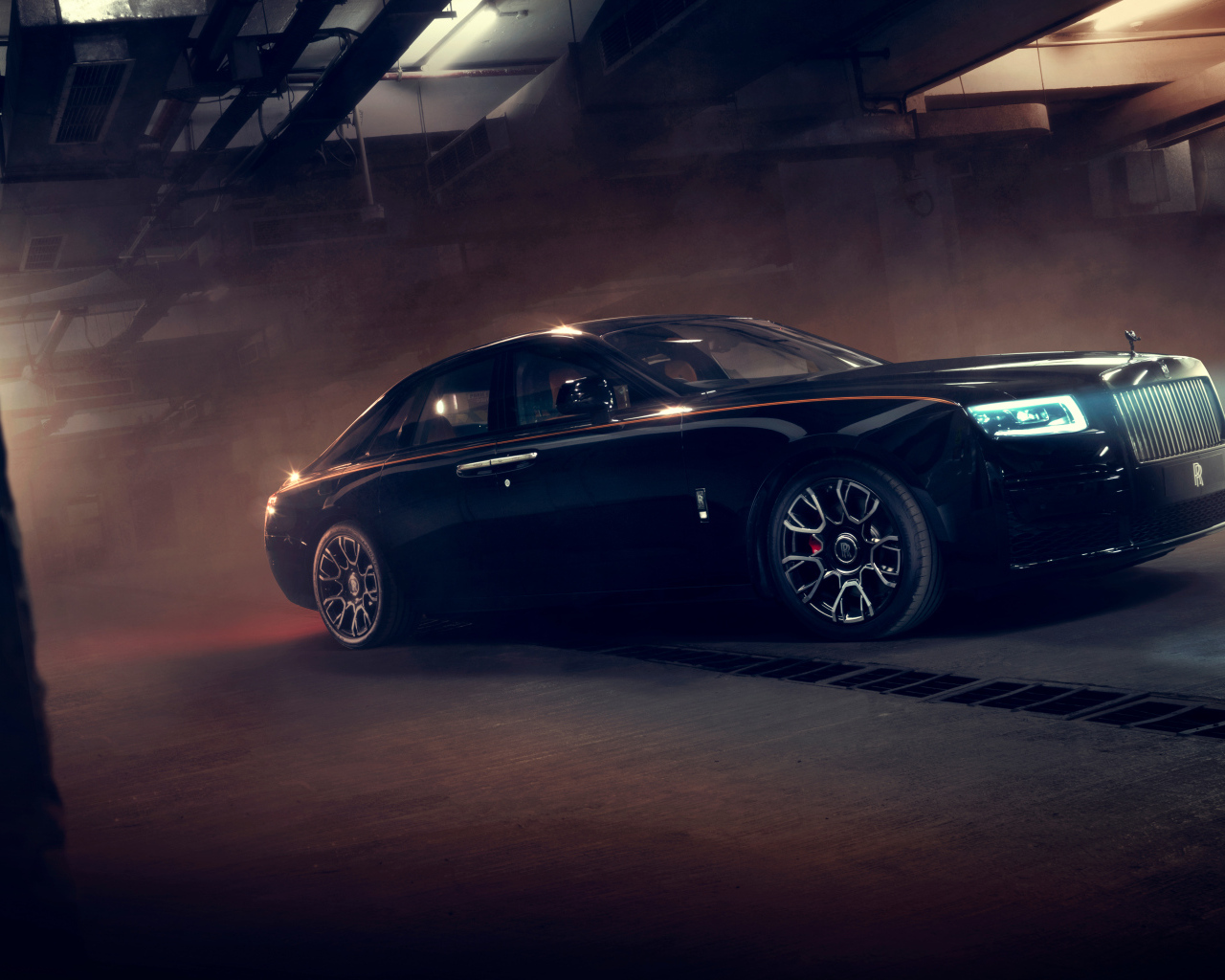 Дорогой черный автомобиль Rolls Royce Ghost Black Badge