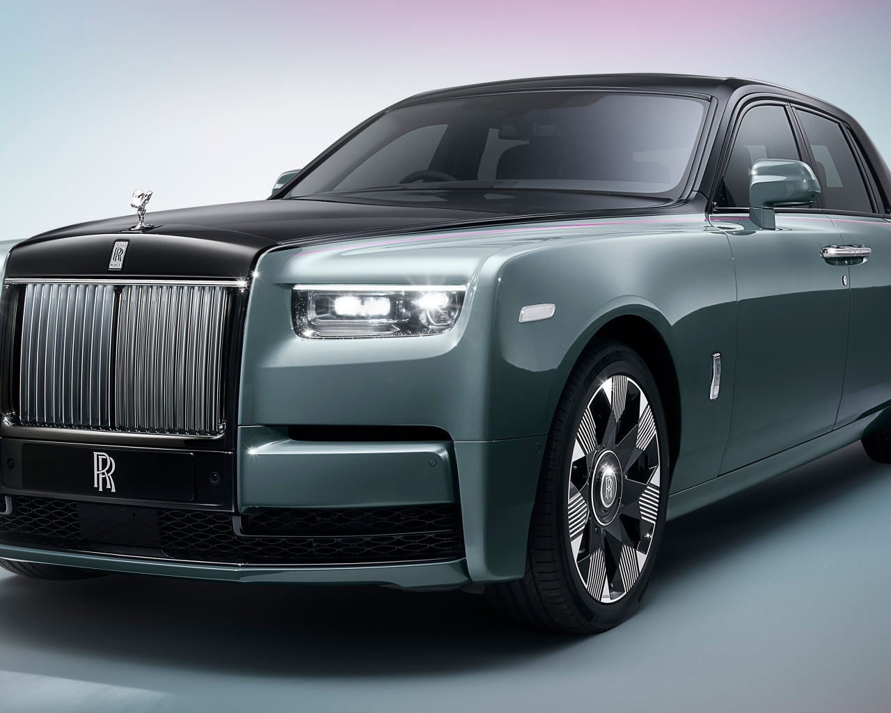 Дорогой автомобиль Rolls-Royce Phantom на сером фоне